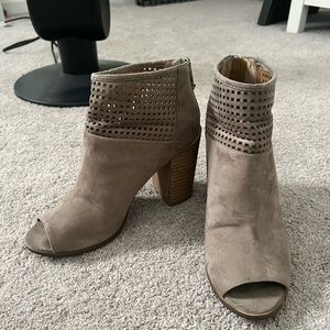 Report neutral, open toe heel